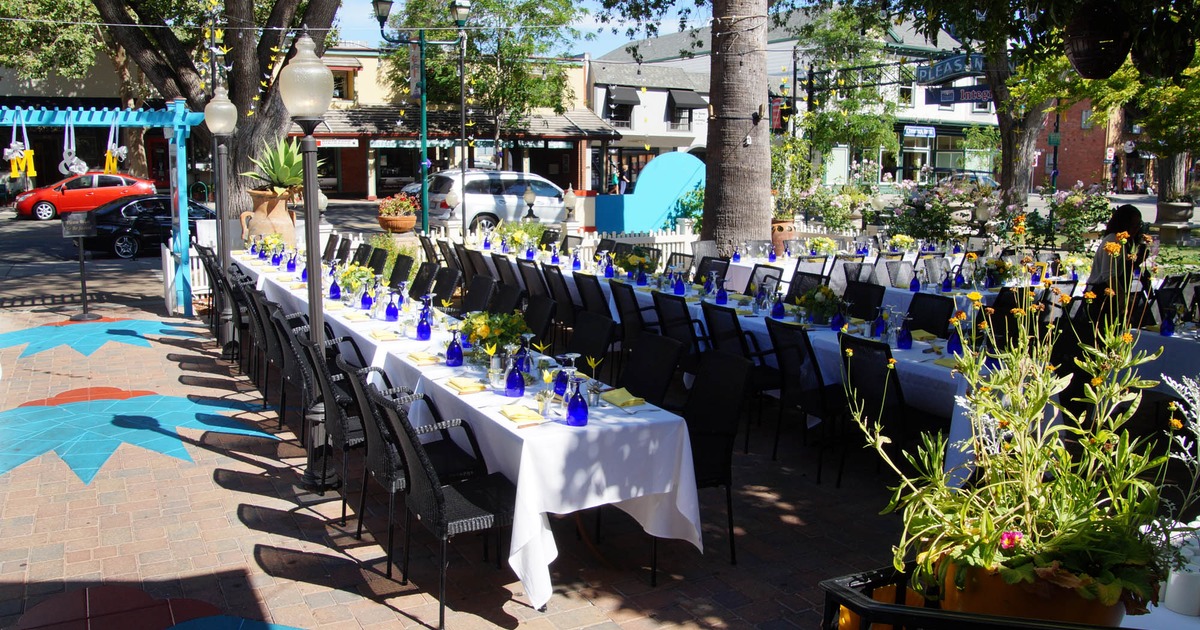 Exterior, patio, dining area