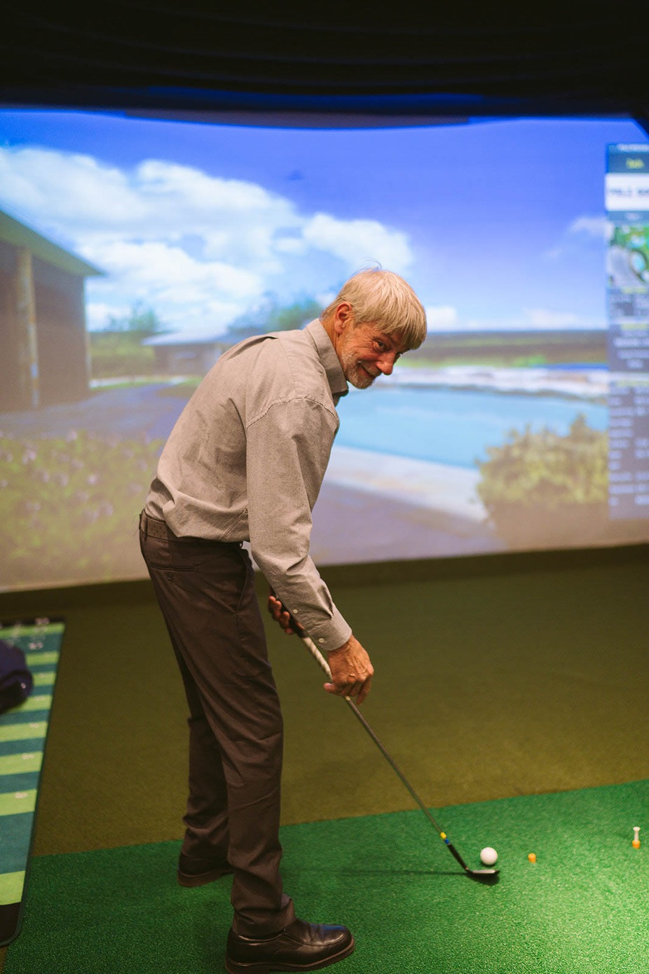 Guest playing virtual golf