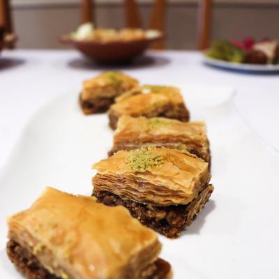 Dessert cakes lined up