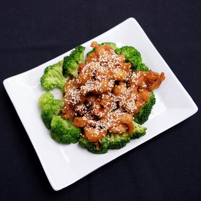 Fried chicken in sweet and spicy sauce, with sesame seeds and broccoli.