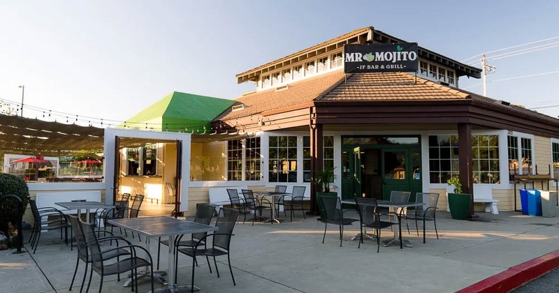 Mr. Mojitos bar and grill, Seating area in front