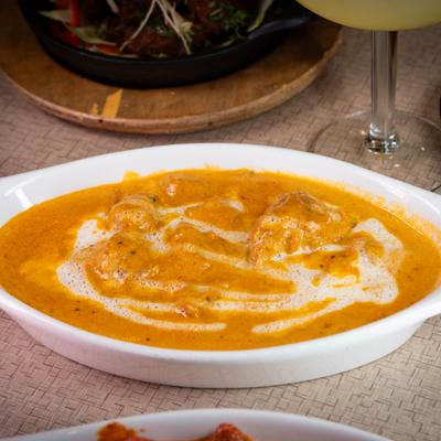 Chicken Korma in creamy sauce with cashew and dried nuts.