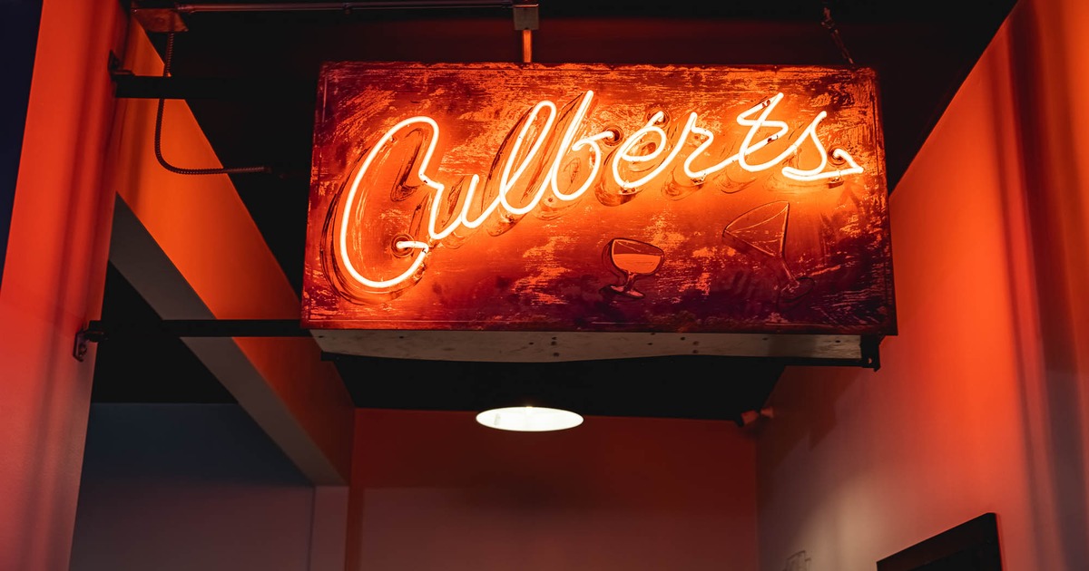 A liting tube restaurant sign