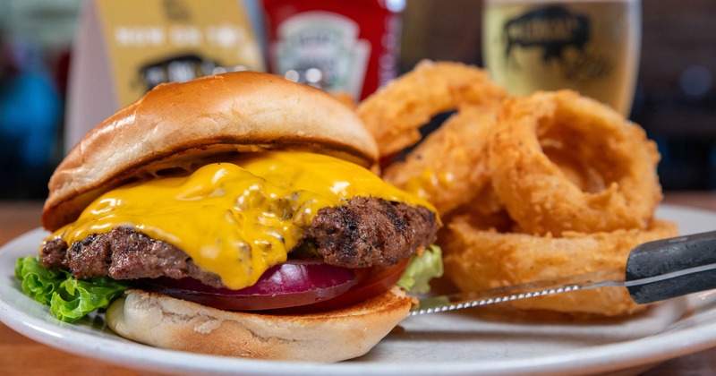 Cheeseburger with onion rings