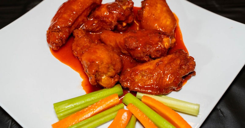 Buffalo wings with celery and carrots