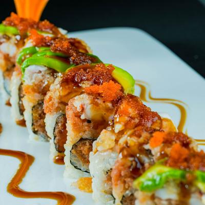 Spicy tuna and tempura flakes sushi rolls.