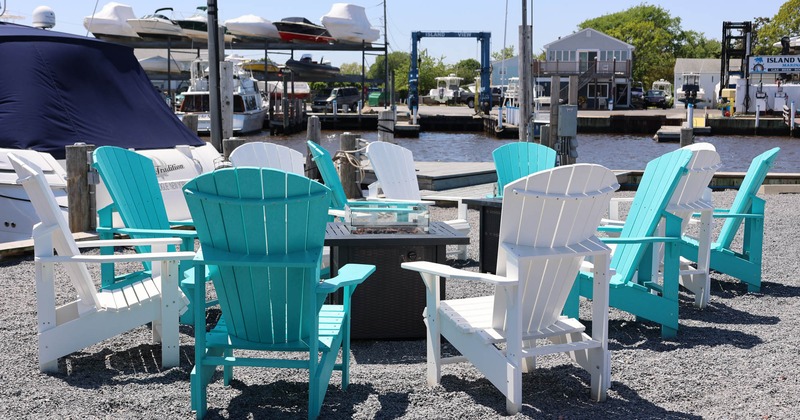 Exterior, coffee table with the beach armchairs all around