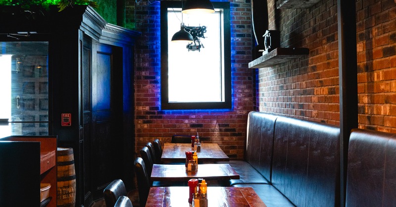 Diner tables, booths,