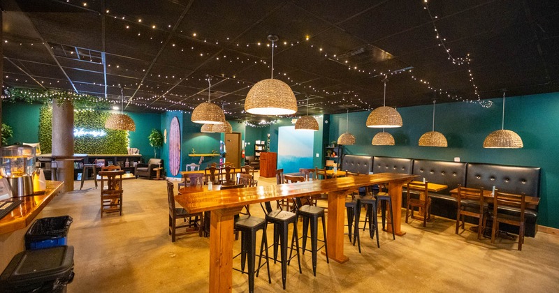 Seating tables and tables with bar stools.