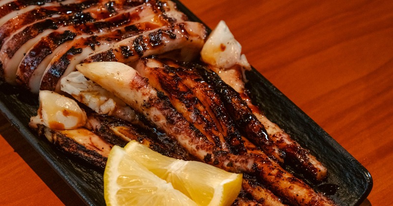 Whole calamari with lemon wedges