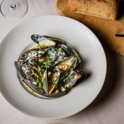 Steamed mussels in white wine sauce.