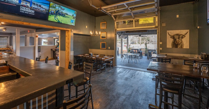 Bar area and dining area, 2 TVs on the wall