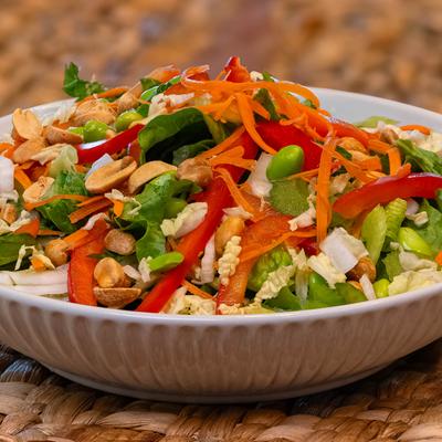Mixed salad with greens, red peppers, peanuts and soy beans.