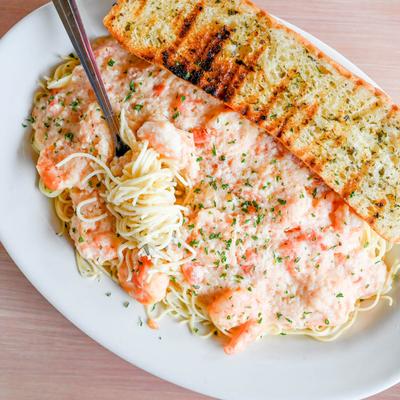 Shrimp Scampi served with garlic bread.