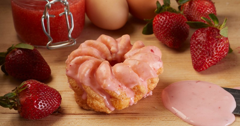 Strawberry cruller
