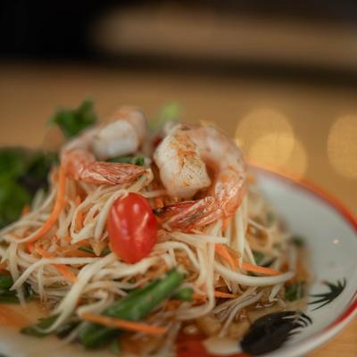Papaya salad with grilled shrimps. closeup.