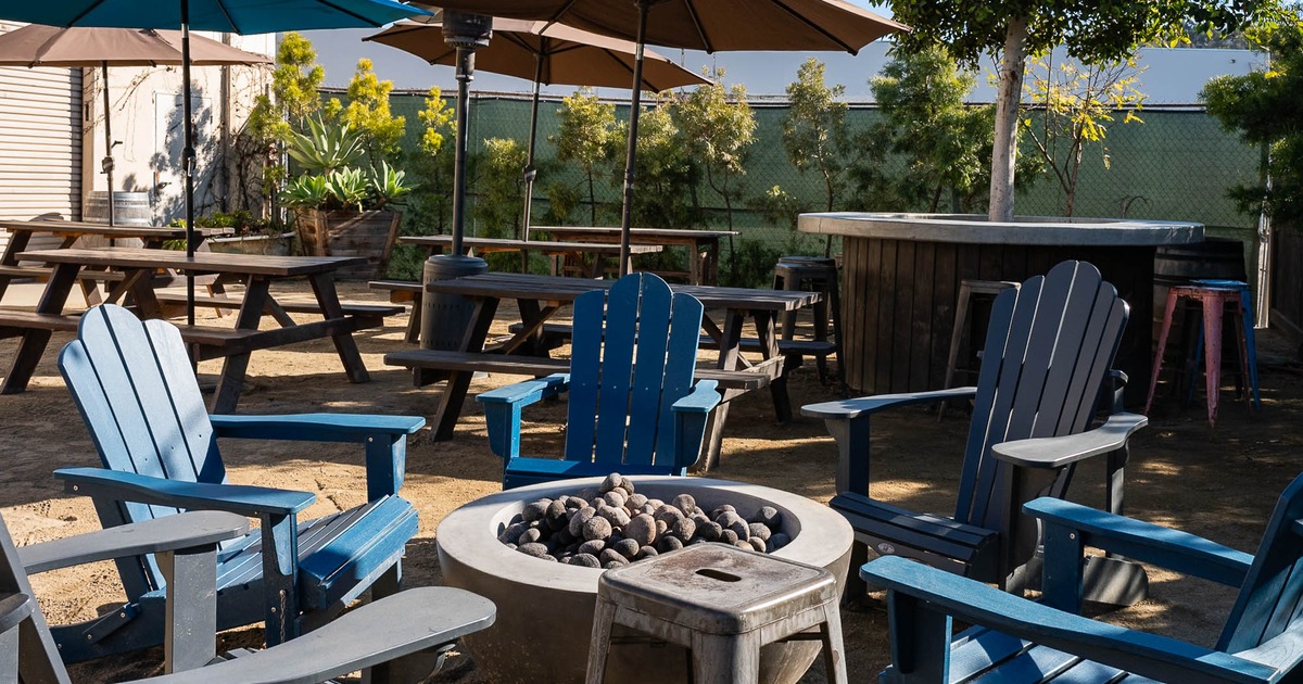 Exterior, seating place around firepit