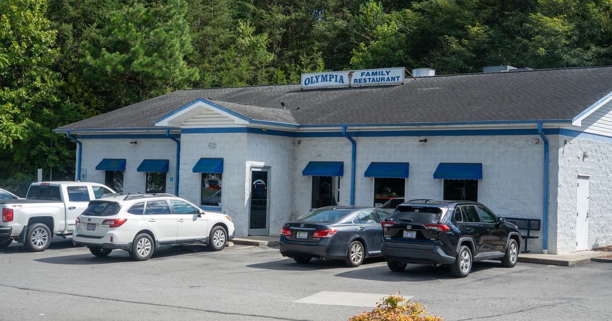 Exterior, front of restaurant, parking lot, entrance