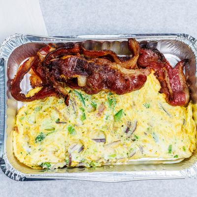 Western Omlette served with bacon on the side.