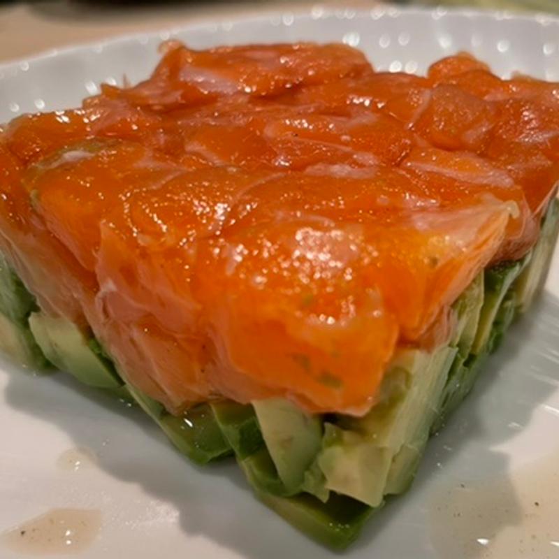 Salmon tartar photo