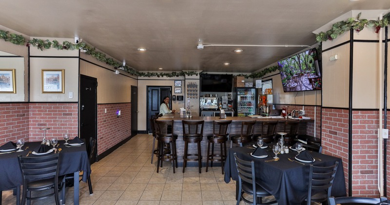Diner area in front bar, table, chairs