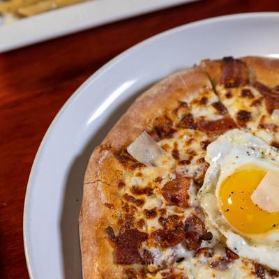 Pizza Carbonara, close up