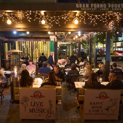 Crowded outdoor seating area of the Gran Forno Pronto restaurant.