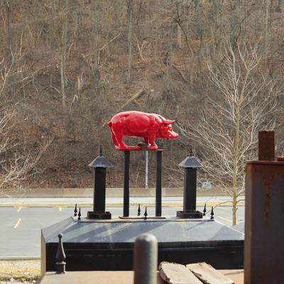Pig ornament on the smoker.