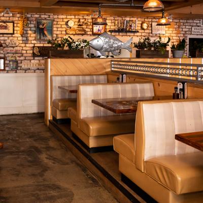 Restaurant inline booths in dining area