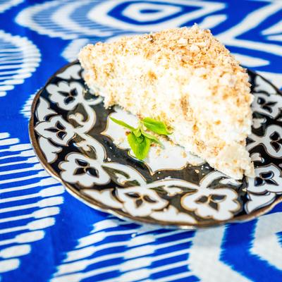 Puff pastry cake with vanilla cream and pastry crumbs.