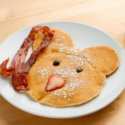 Mouse head-shaped apnecakes served with bacon on the side.
