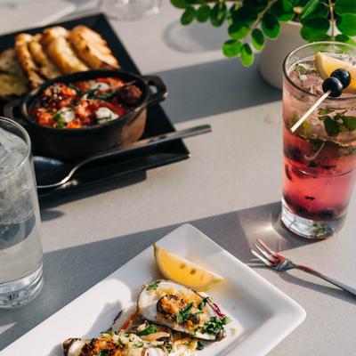 Grilled oysters, salad with bread and mojito