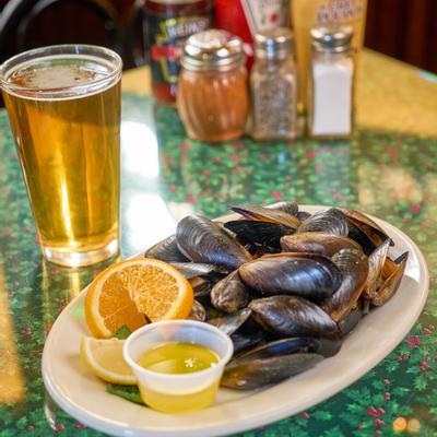 Mussels with garlic buttes, served with beer