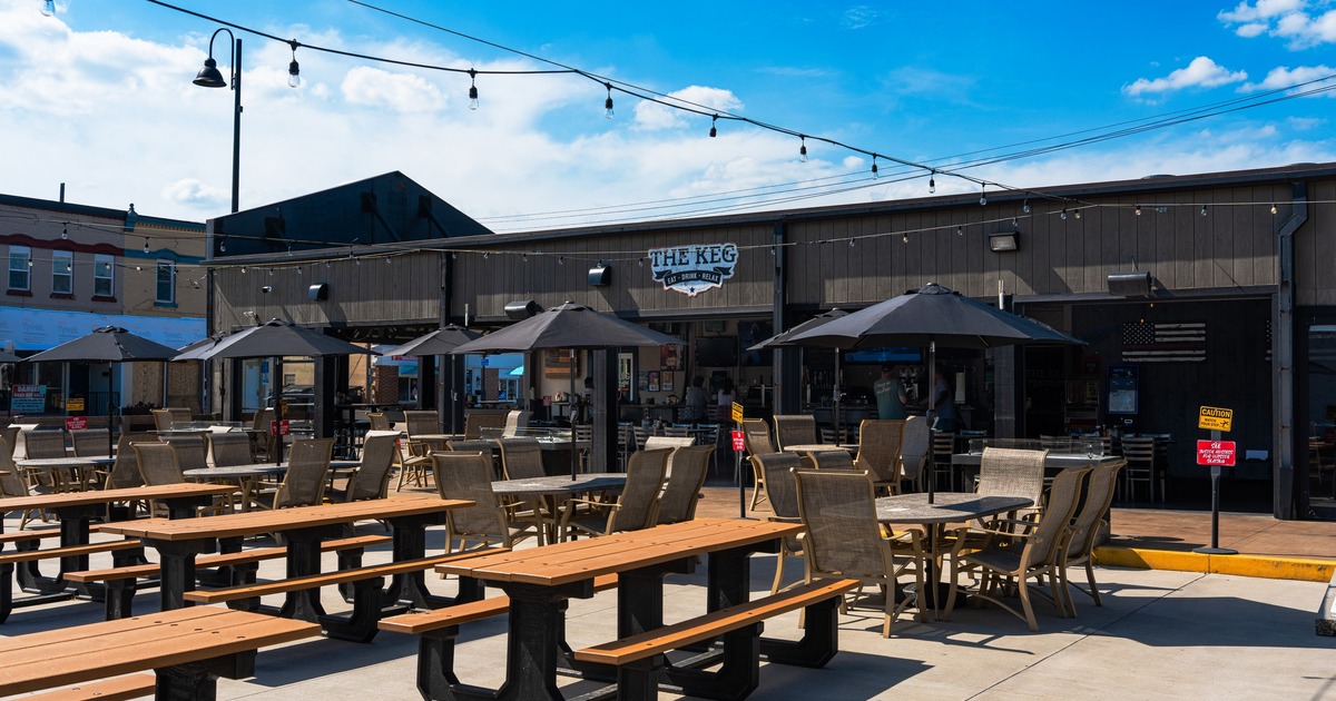 Exterior, patio dining area