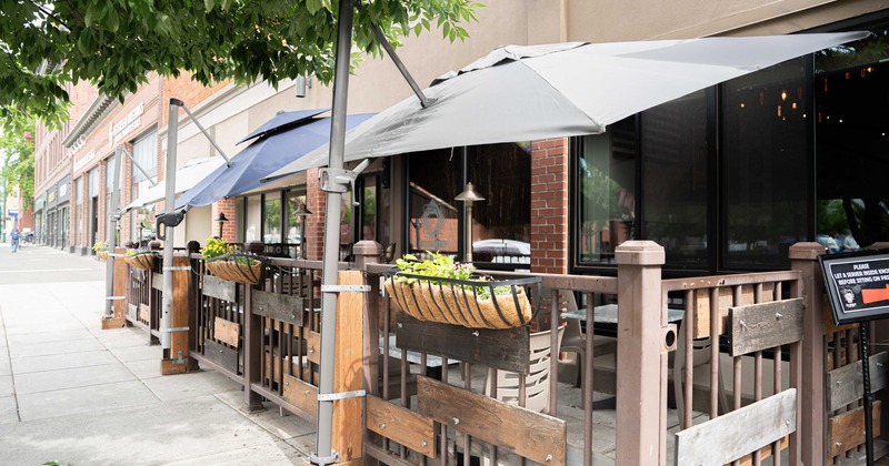 Sidewalk patio, fence, great shade