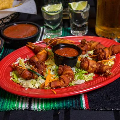 Camerones with dip and lettuce.