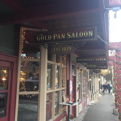 The entrance to the restaurant from the street.