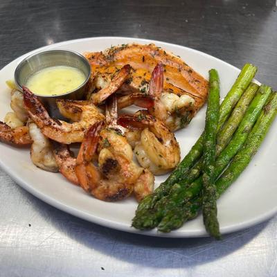 Shrimps with asparagus and sauce