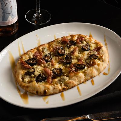 Prosciutto and figs flatbread.