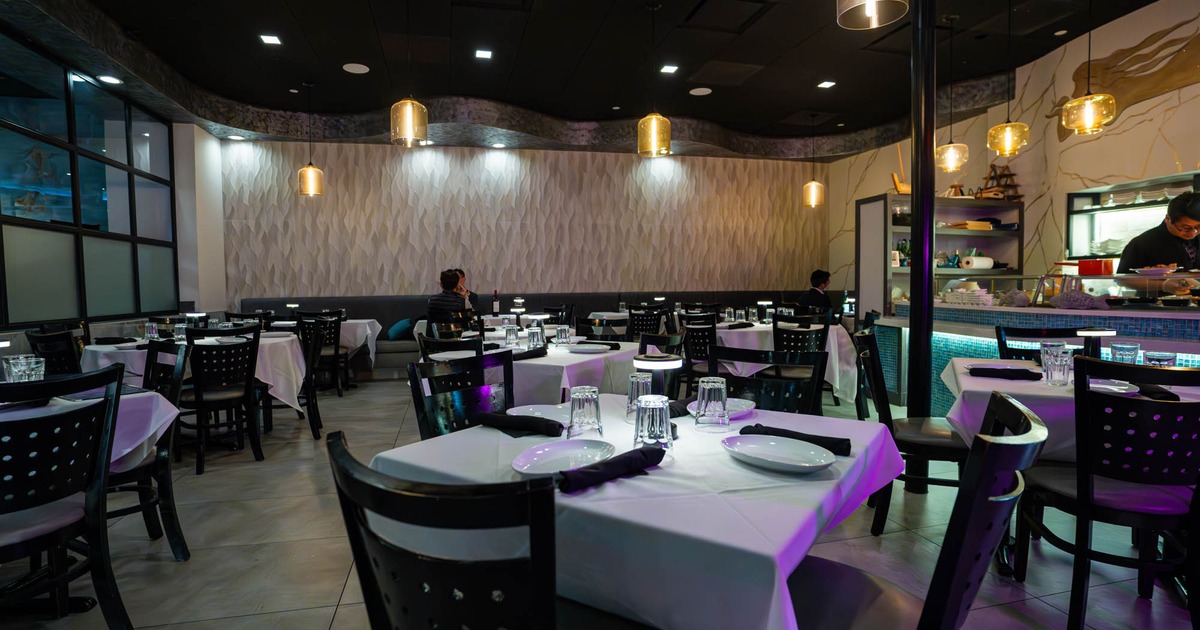 Dining area, fully set tables