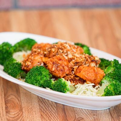 Garlic Scallops served over fresh cabbage and steamed broccoli, topped with crispy garlic.