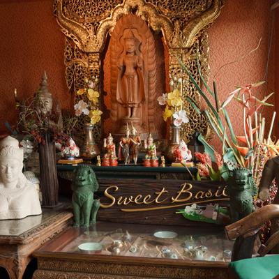 Various decorations.