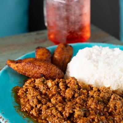 Ground beef served with white rice and plantains.