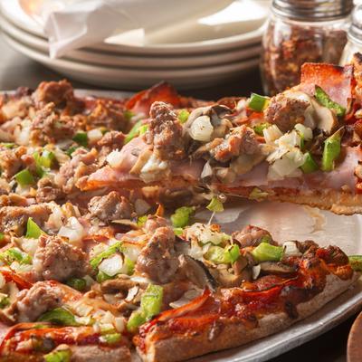 Deluxe pizza with chicken.