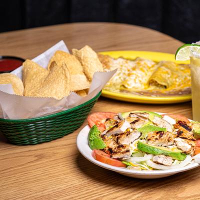 Chef Salad grilled chicken, romaine lettuce, avacado and tomato slices with shredded cheese.