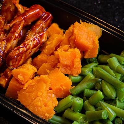 Grilled meat with sauce, vegetables on the side