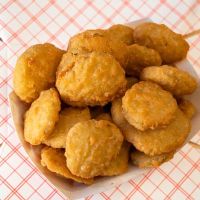 Fried pickles served in paper basket.