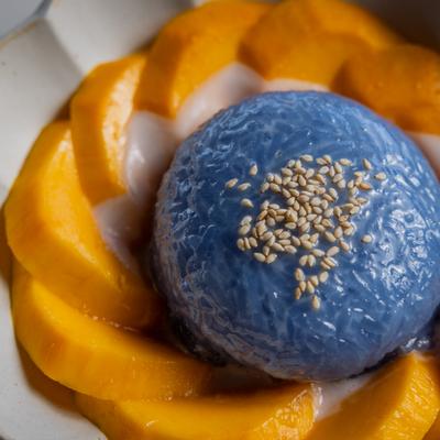 Mango sticky rice, close up.