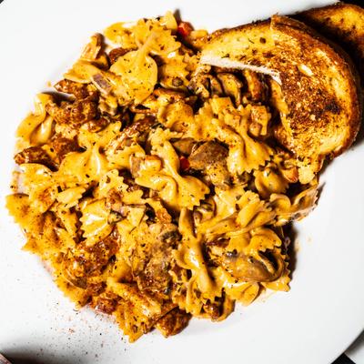 Creole chicken pasta with garlic toast.