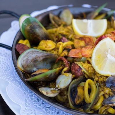 Plate with paella mixta.